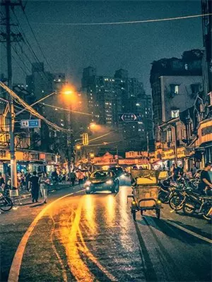 霓虹灯下的倒影